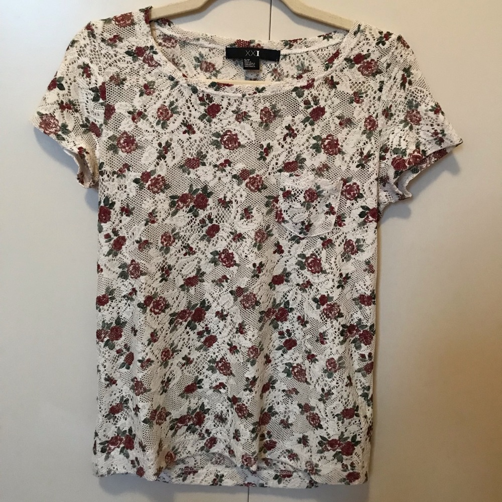 ⭐️4/$20⭐️Lace Tshirt Size small